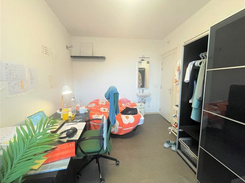 ENKEL VOOR STUDENTEN - ONLY FOR STUDENTS<br />
Deze studentenkamer is zeer centraal gelegen in het centrum van Antwerpen. De kamer is gemeubeld en bes