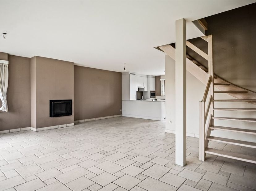 Locatie: <br />
Dit appartement is gelegen aan de Desmedtstraat 35 in Minderhout, op een rustige en aangename locatie. Winkels, scholen, openbaar verv