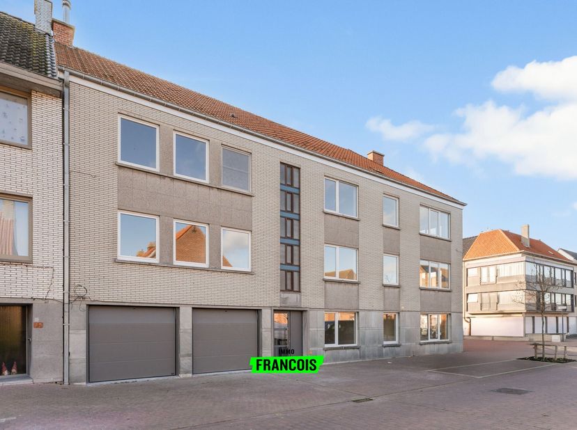 Deze ruime garagebox is gelegen in de Sergeant De Bruynestraat. Dankzij de ligging en het zeldzame aanbod aan garages in de omgeving betreft het een b
