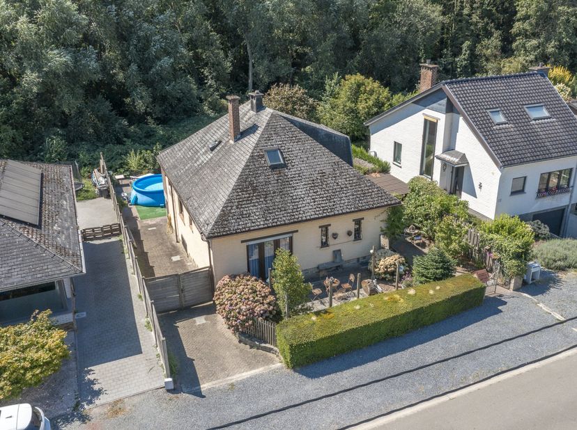 Maison exceptionnellement spacieuse de 330m² avec terrasse, garage et lisière de forêt dans un environnement résidentiel.<br />
<br />
 <br />
<br />
