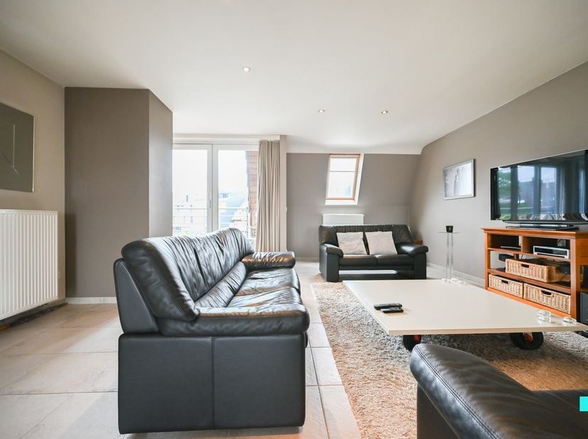 Dit ruim appartement is centraal gelegen in Izegem, op wandelafstand van het station, de Grote Markt en diverse handelszaken. Met een bewoonbare opper