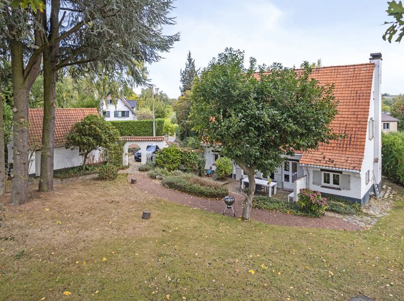À Vendre – Charmante villa 4 façades avec vue imprenable à Sterrebeek<br />
Sur un magnifique terrain orienté plein sud de 18a26ca, idéalement situé e