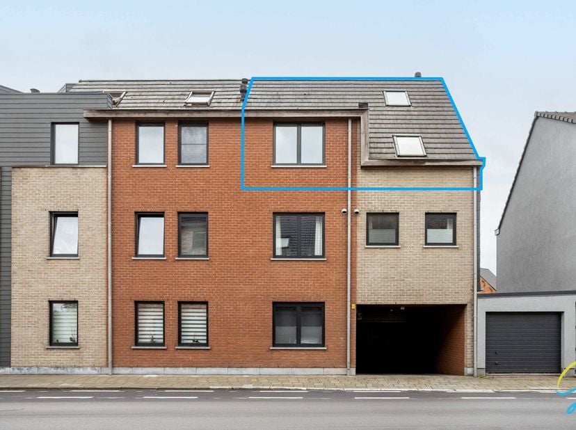 Zeer ruim duplexappartement met garage en kelderberging. Het appartement is gelegen op de 2e verdieping met lift. <br />
Indeling: inkomhal, ruime lee