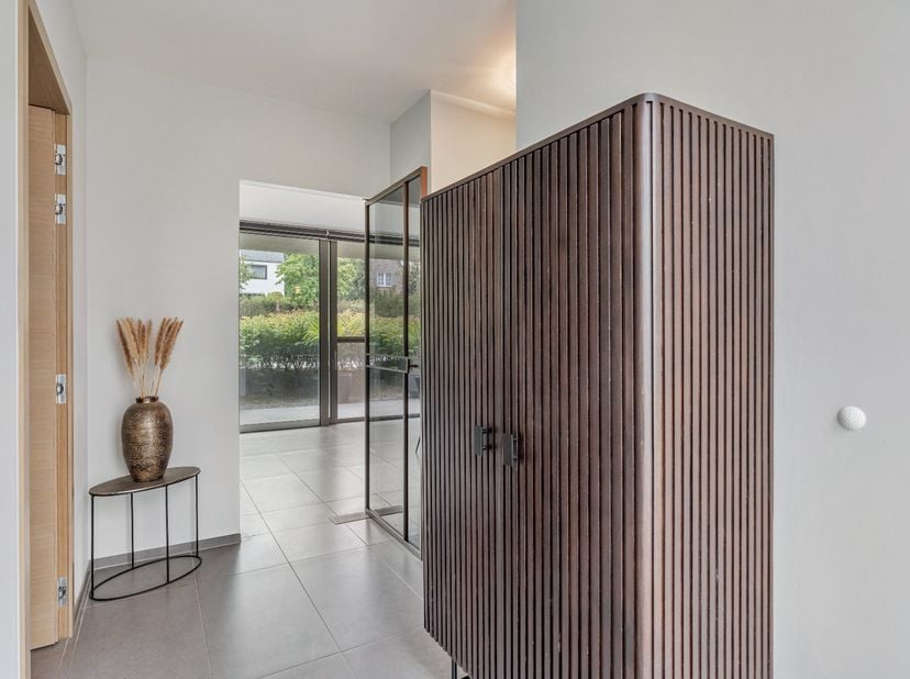 Exclusief  luxe gelijkvloers appartement (110 m²) met twee ruime terrassen gelegen in het centrum van Genk, inclusief ruime staanplaats en ruime kelde
