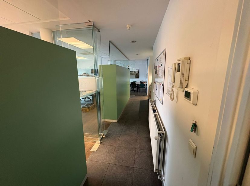 BESCHRIJVING:<br />
Deze kantoorverdieping bevindt zich in een modern bedrijfsgebouw aan de Liesdonk in Geel, met een uitstekende aansluiting op de ri