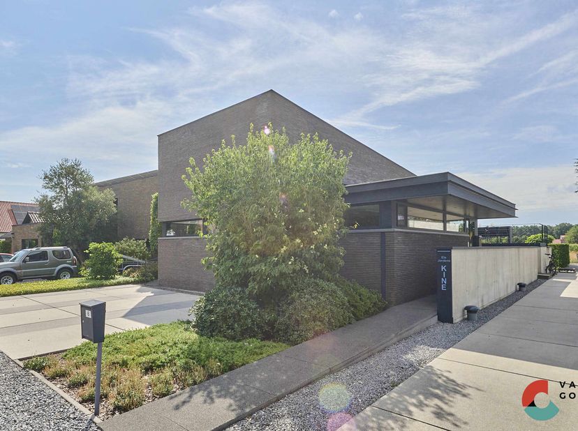 Moderne villa met praktijkruimte, 3 slaapkamers en prachtig vrij uitzicht. Deze unieke villa heeft veel meer te bieden dan de doorsnee woning. De woni
