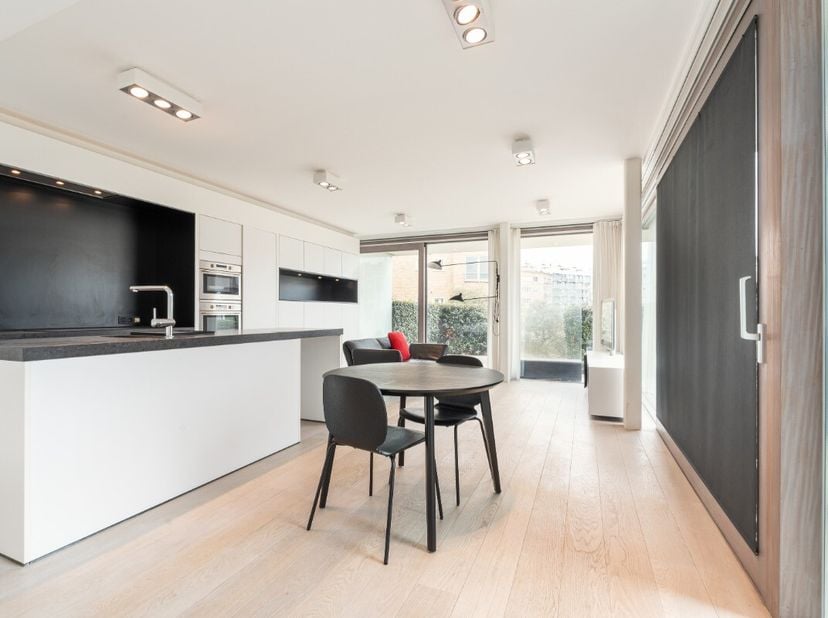Stijlvol appartement in Koksijde, centraal gelegen in een groene en toeristische omgeving. Dit luxe appartement van Rietveld (RRR) combineert hoogwaar