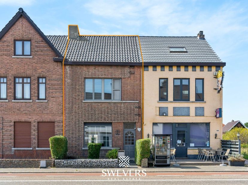 Interesse? Meer informatie op www.SWEVERS.be. - Dit instapklare rijhuis aan de Lommelsesteenweg 189 in Leopoldsburg combineert de charme van 1937 met