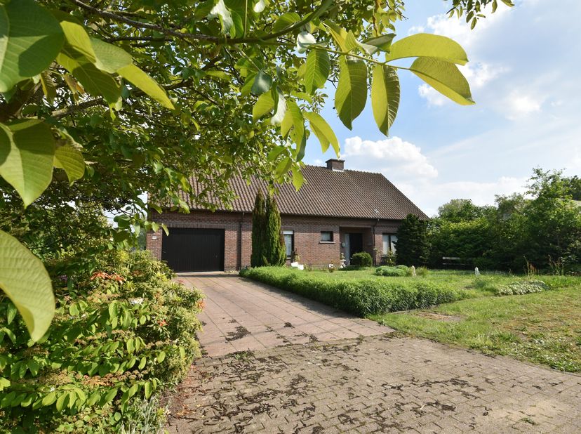 Ontdek dit ruime en energiezuinige landhuis, idyllisch gelegen in een rustige straat aan de rand van Nieuwkerken. Deze eigendom combineert landelijke