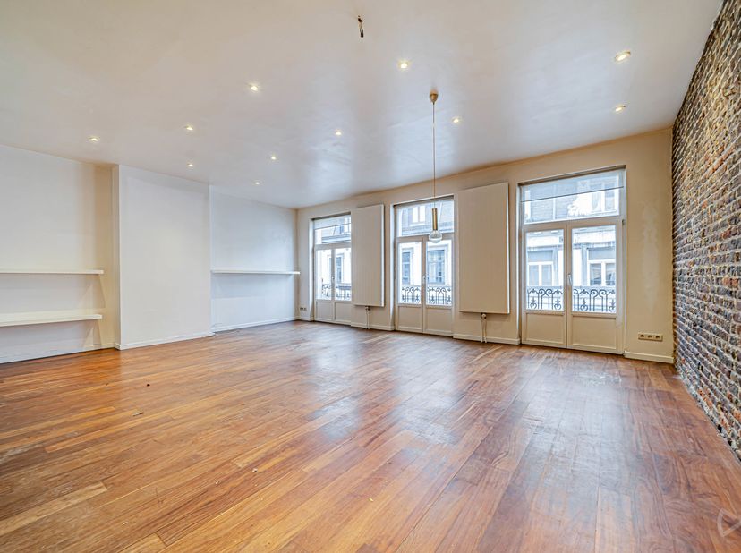 Vlakbij de Grote Markt - Licht appartement met 2 slaapkamers dat opgeknapt moet worden!<br />
We Invest Ixelles biedt u een mooi appartement op de 4e