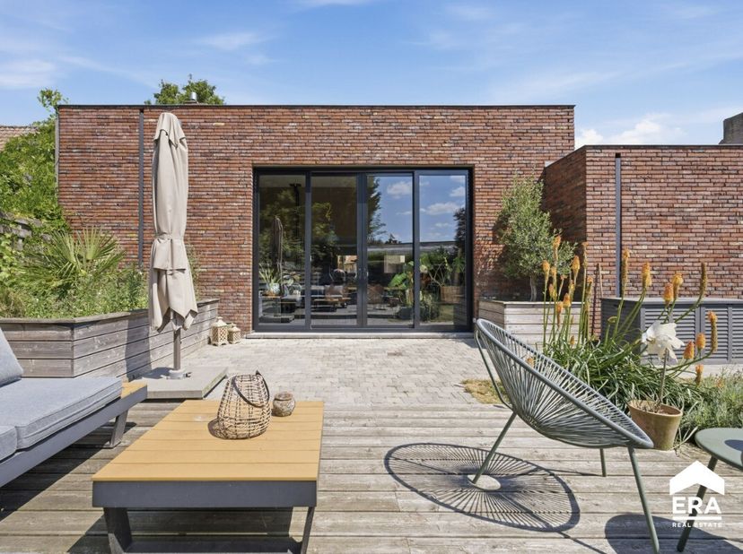Halfopen woning in Ieper, gelegen aan de stadsrand met vlotte verbindingen en nabij openbaar vervoer, park en woonkern. Deze woning combineert een pra