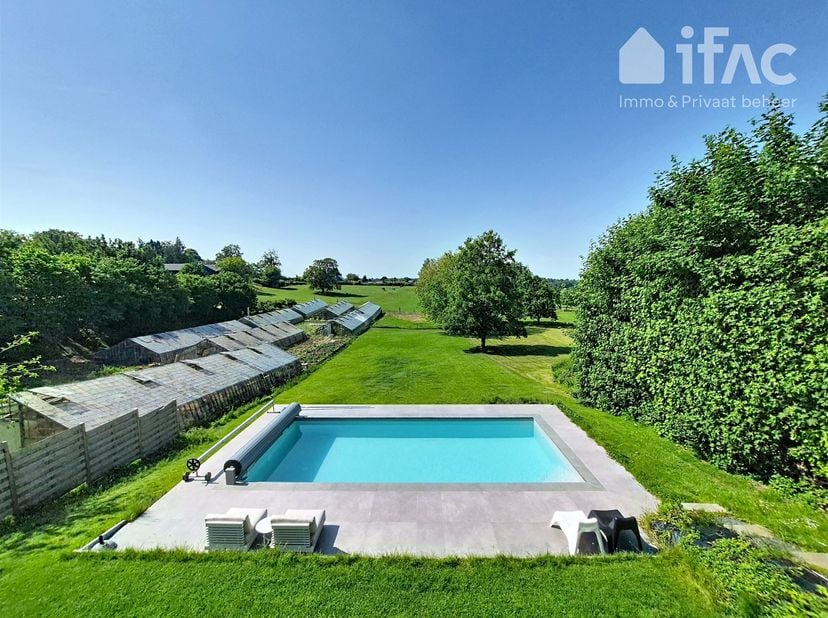 Villa split-level moderne et unique de 1997, parfaitement entretenue et située sur une magnifique parcelle de 17a 83ca, avec une vue à couper le souff