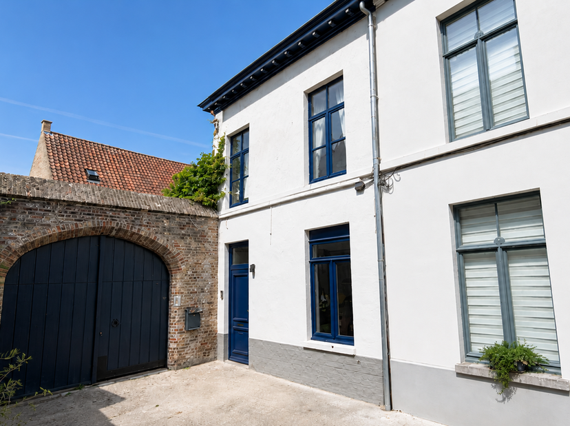 Deze charmante en instapklare stadswoning geniet van een unieke ligging in het hart van Brugge, tussen de Brugse reitjes en vlak bij de Sint-Gillisker
