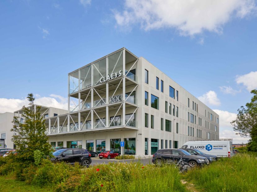Het pand maakt deel uit van R-Plaza, recent gebouwd, met o.a. sportwinkels, apotheek, warenhuizen, kantoren, …. een zeer veelzijdige site met veel par