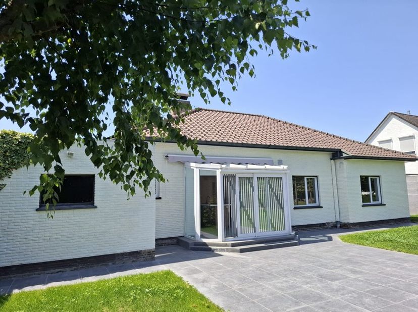 Instapklare, volledig gerenoveerde bungalow met 3 slaapkamers<br />
Bent u op zoek naar een instapklare woning waar comfort en &amp;nbsp;rust hand in hand