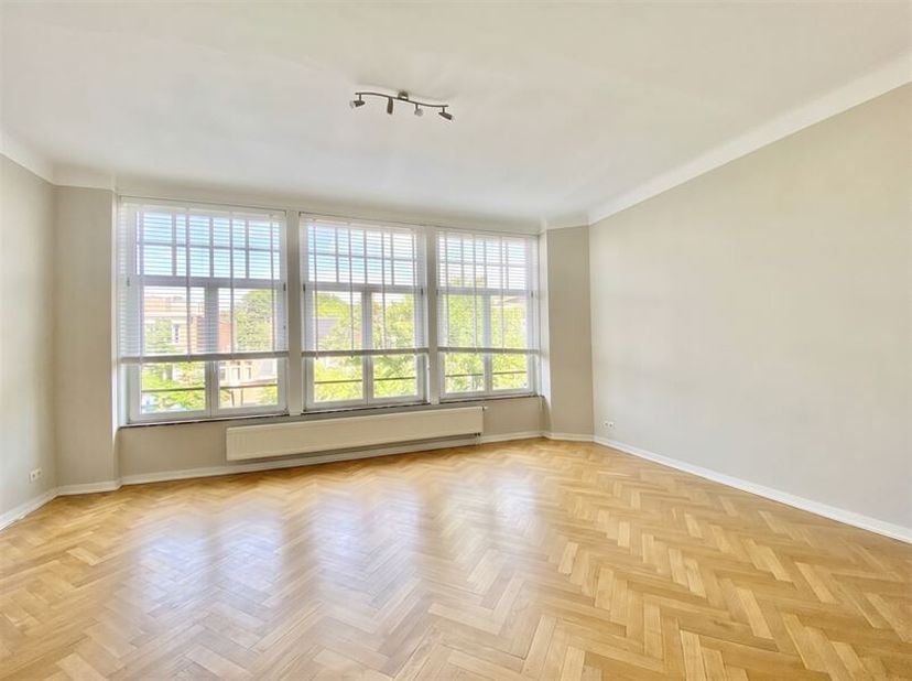 Beschrijving: Zeer mooie ligging in Ukkel aan de Coghenlaan, dichtbij winkels, scholen, vervoer... Aangenaam gerenoveerd en licht appartement gelegen