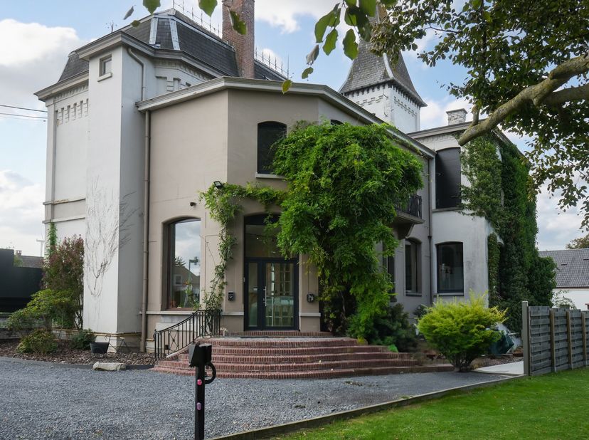 Wij nodigen u uit om dit prachtige herenhuis met ontvangstzalen van meer dan 600m² te ontdekken, gelegen in de buitenwijken van Doornik, waar charme,