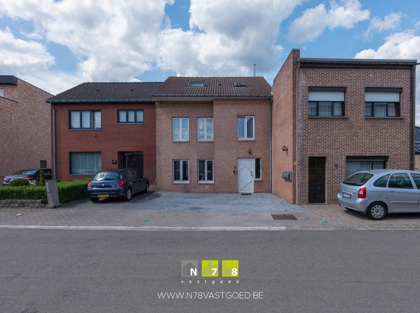 INVESTEREN IN HET HART VAN BREE - VERHUURD VASTGOED MET POTENTIEEL.<br />
ADRES<br />
Brugstraat 7A, 3930 Bree.<br />
TROEVEN<br />
- Interessante huu