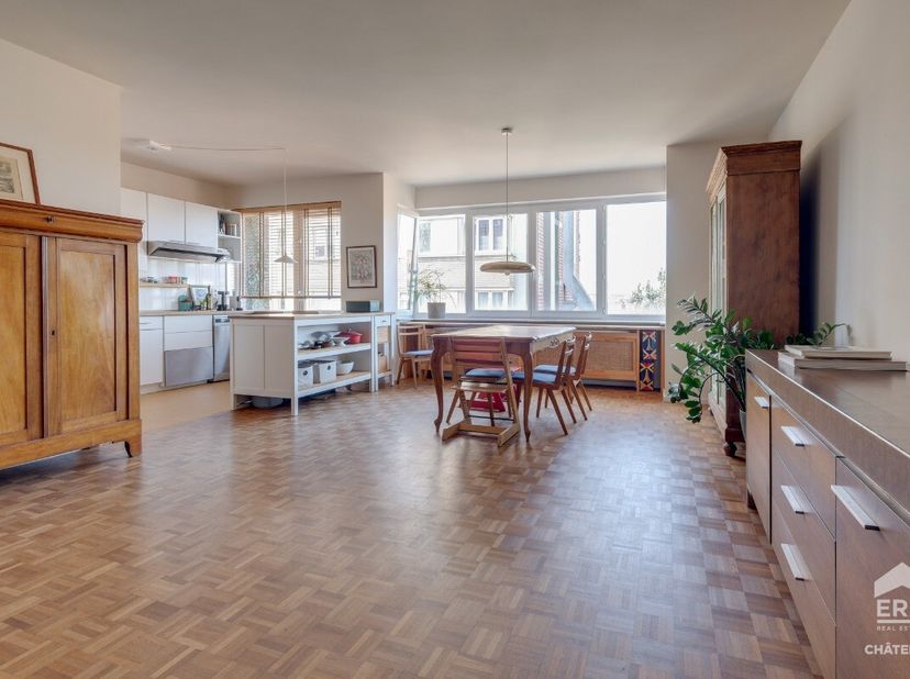 Licht appartement van ±100 m² met terras en parkeerplaats  Etterbeek, op de grens met ElseneGelegen in een zeer gegeerde wijk van Etterbeek, op de gre