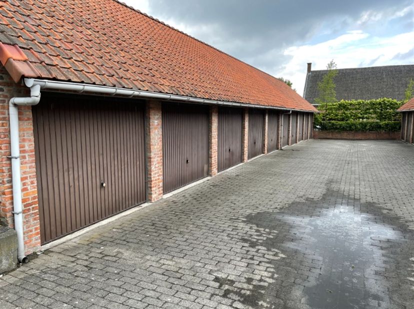 Garagebox met zolder. Remi Vermanderestraat 14, Bissegem.  Vrij vanaf 01/06/2025.