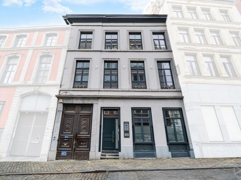 Visites et renseignements au 0484/06.1000<br />
✨ Bureaux d’exception au cœur de la ville – Idéal professions libérales ou coworking ✨<br />
Vous rech