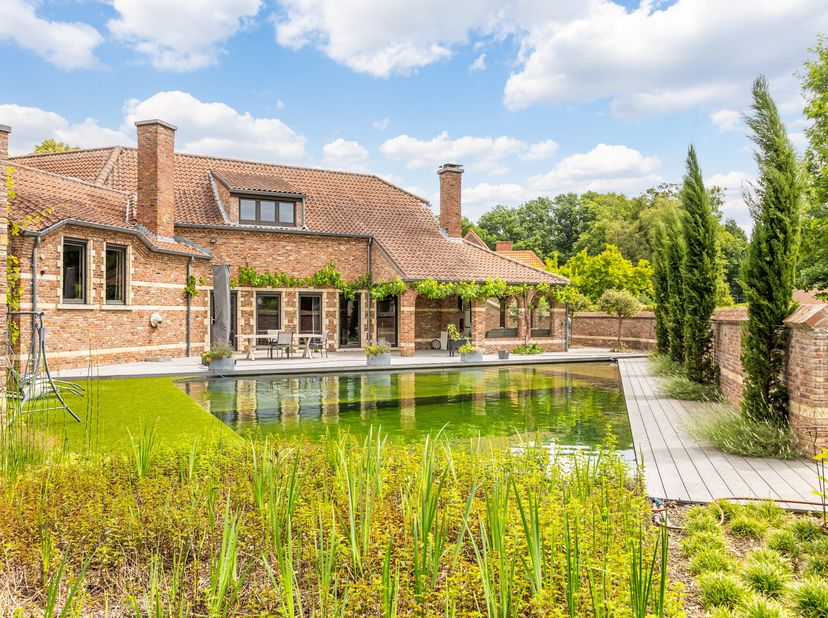 Deze unieke villa straalt warmte en karakter uit. Afgewerkt met duurzame materialen en behoud van originele elementen, biedt deze villa een unieke com