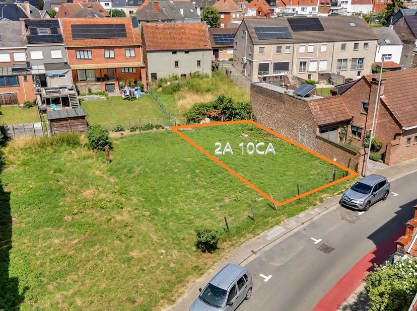 Langs de A. De Brabanterstraat bevindt zich deze bouwgrond voor een half open bebouwing met een oppervlakte van 2 are 10ca in het centrum van Denderle