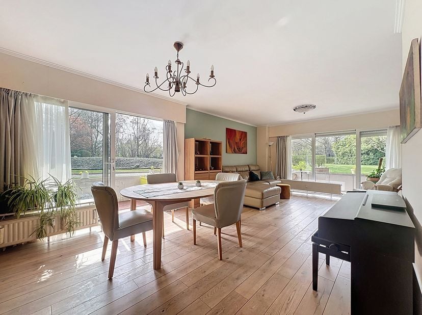 Appartement 4 chambres à vendre à Evere – Rez-de-chaussée lumineux avec terrasses, jardin, garage et cave<br />
Situé sur l’avenue des Anciens Combatt
