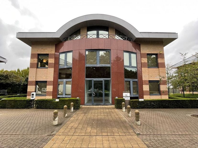 Kantoor met een totale oppervlakte van 513 m² gecombineerd met een opslagruimte van 80 m² te huur op een strategische toplocatie in Zaventem, vlakbij