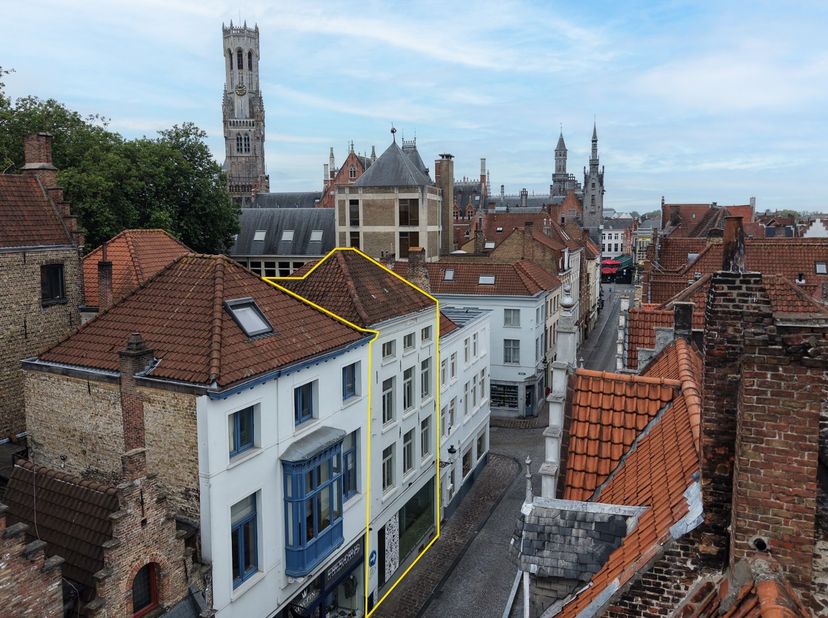 Op een absolute toplocatie in het historische hart van Brugge bevindt zich deze veelzijdige opbrengsteigendom, gelegen in één van de meest geliefde wi