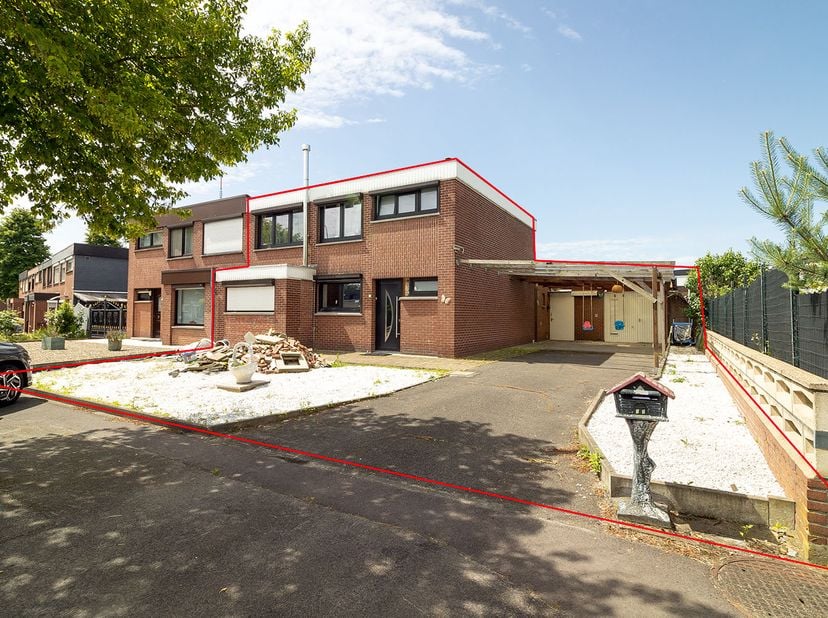 WONING MET 4 SLAAPKAMERS -<br />
Woning, halfopen bebouwing, bouwjaar 1953, gekadastreerd sectie F nummer 854C P0000 met een oppervlakte van 03a93ca,
