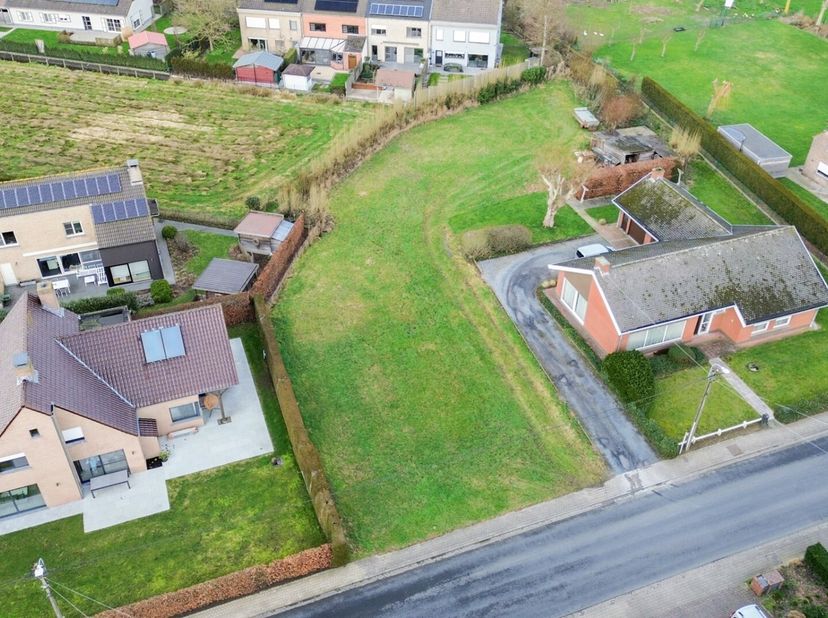 Dit perceel bouwgrond heeft een grootte van +/- 590 m² en is residentieel gelegen op fietsafstand van centrum Torhout. Het mooie Groenhovebos ligt vla