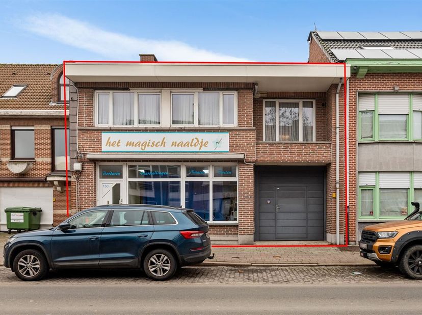 Handelspand met woonst, garage en grote tuin te koop in Putte-Kapellen op de Ertbrandstraat.<br />
Ligging: De Ertbrandstraat is het commerciële epice