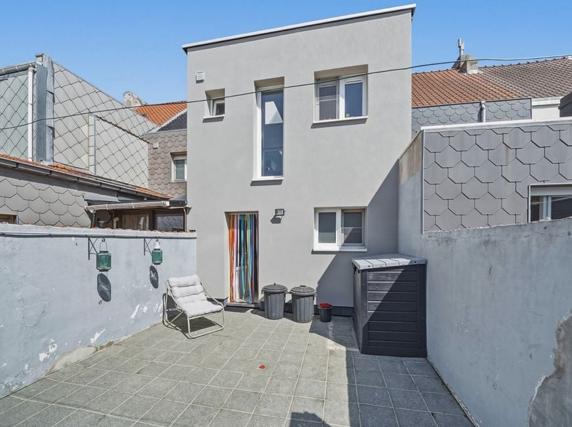 Deze verzorgde bel-étagewoning in Bredene combineert ruimte, comfort en een praktische indeling op een uitstekende locatie. Met een bruikbare vloeropp