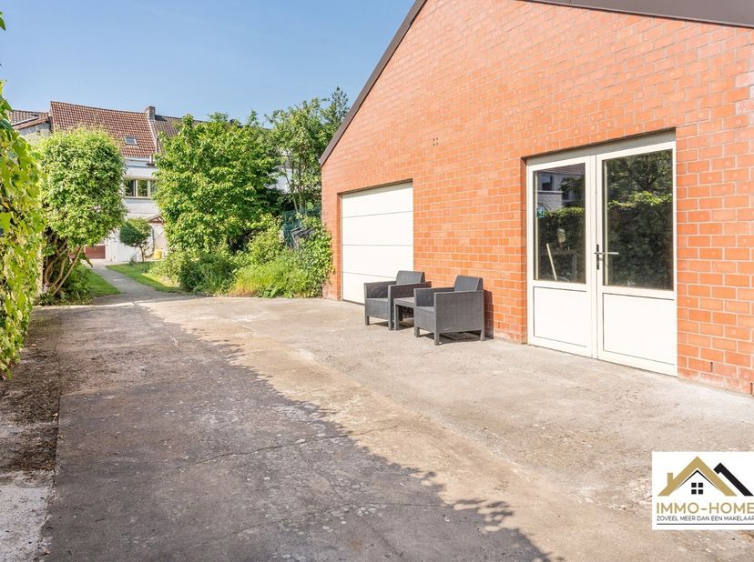 Deze bijzondere woning in bel-etagestijl vormt een mooie symbiose tussen historische achtergrond en modern wooncomfort. De statige inkomhal vertelt me