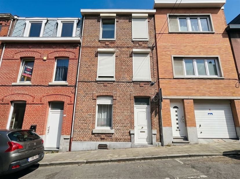 Maison familiale dans un quartier calme et résidentiel, proche du prochain boulevard urbain de Sainte-Marguerite.<br />
Les pièces de vie du rez-de-ch