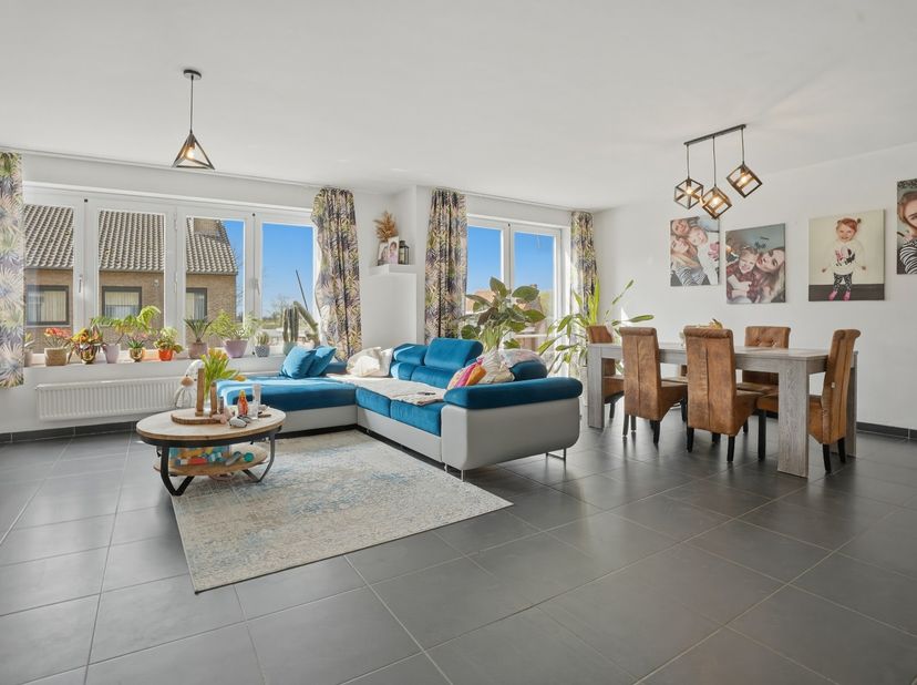 Recent appartement met privatieve tuin (346m²)  en ruim terras (40m²) in het centrum van Woumen!<br />
<br />
Bent u op zoek naar een energiezuinig, i