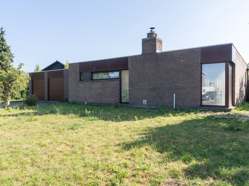 Te renoveren rustig gelegen gelijkvloerse woning op een ruim perceel.<br />
We betreden deze rustig gelegen gelijkvloerse woning via de ruime inkomhal