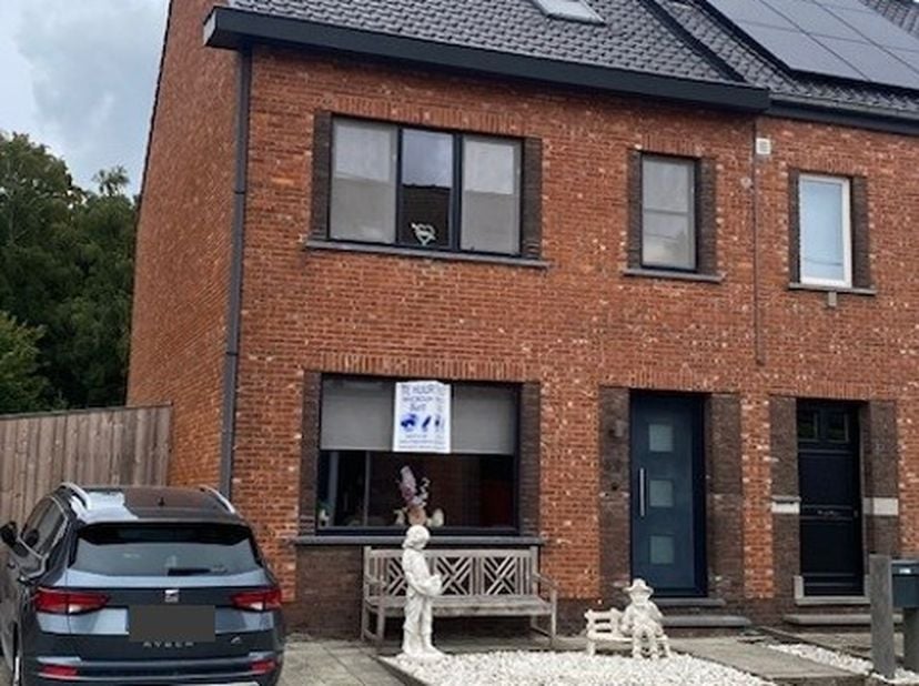 Bent u op zoek naar een gezellige woning met een ruime tuin, een aangename leefruimte en een uitstekende bereikbaarheid? Dan is deze halfopen bebouwin