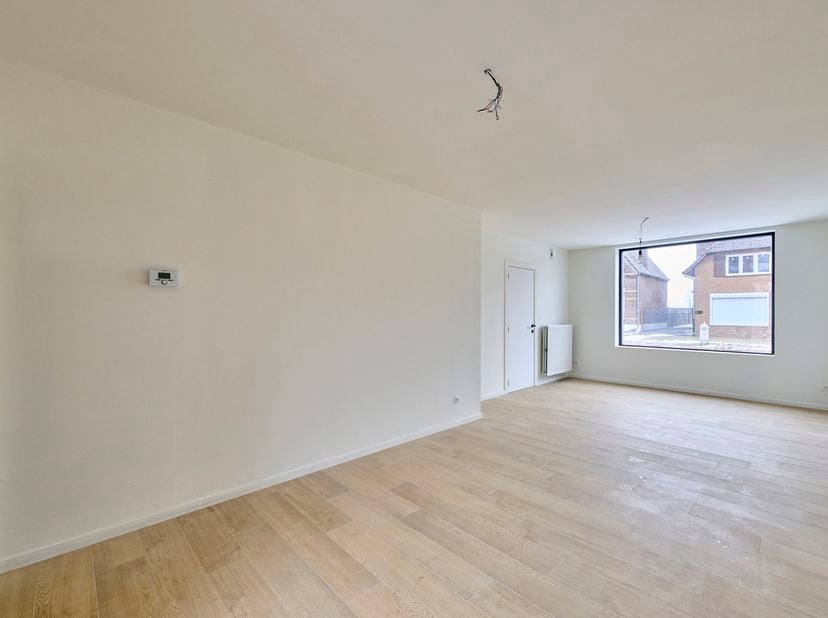 VOLLEDIG GERENOVEERDE WONING MET EEN RUIME BEWOONBARE OPPERVLAKTE<br />
Deze volledig gerenoveerde woning is gelegen in Lozen (Bocholt) nabij de grens