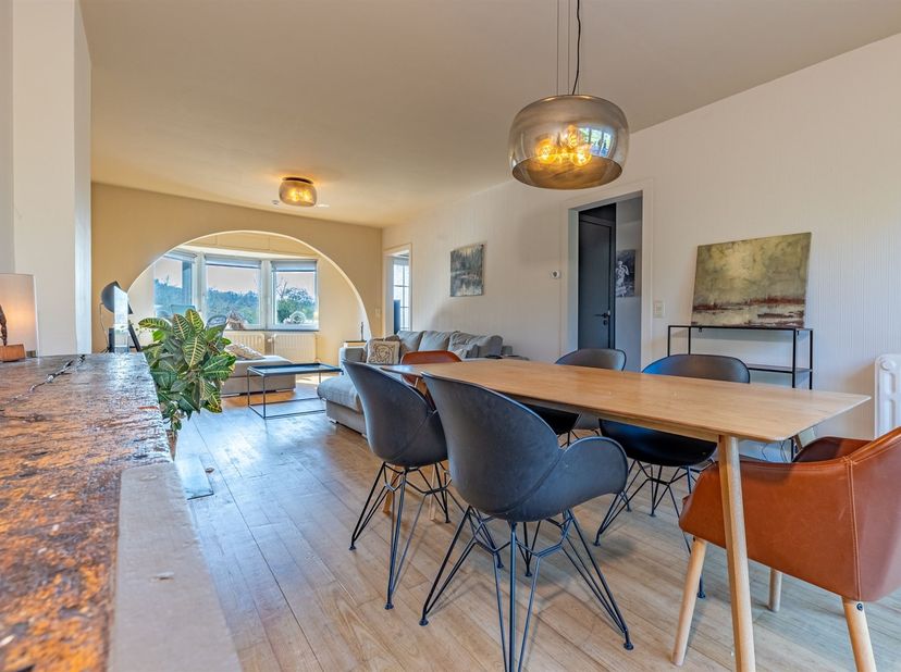 Maison 4 façades située à AYWAILLE dans un environnement calme et privilégié à proximité du centre-ville (4 minutes à pied). Implantée sur une parcell