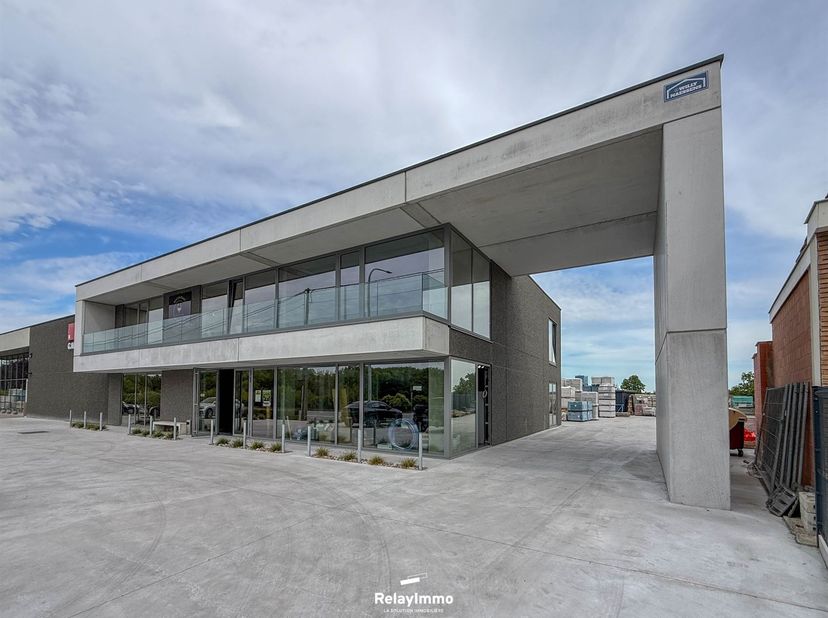 Superbe surface style industriel à louer !<br />
<br />
Composition:<br />
Surface de 150 m2 brute avec sanitaires : 2 WC et un lave-mains, balcon