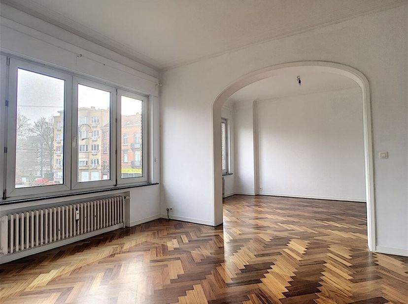 Square du Solbosch, wijk van de ULB, zeer mooi en licht appartement van +/- 110 m², mooie woonkamer van +/- 35 m² met parketvloer, aparte, volledig ui