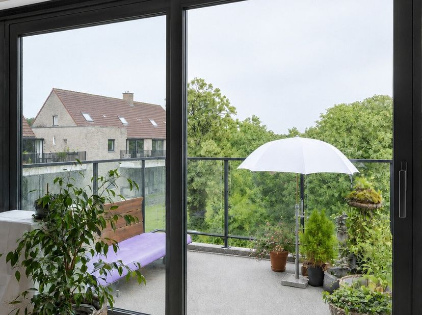 Verrassend ruim en lichtrijk appartement met twee slaapkamers, terras en staanplaats, gelegen in het centrum van Maasmechelen.Dit appartement met een