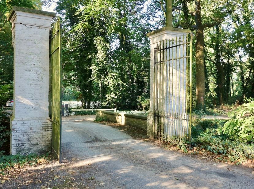 Een bijzondere woonbeleving in het groen, waar karakter, rust en ruimte elkaar ontmoeten.<br />
<br />
In een uitzonderlijke en idyllische omgeving, m