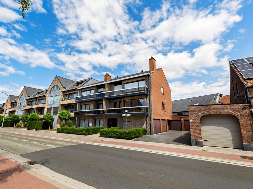 Bent u op zoek naar een ruim appartement waar licht en een praktische indeling hand in hand gaan? Dan zal dit verzorgde appartement op de eerste verdi