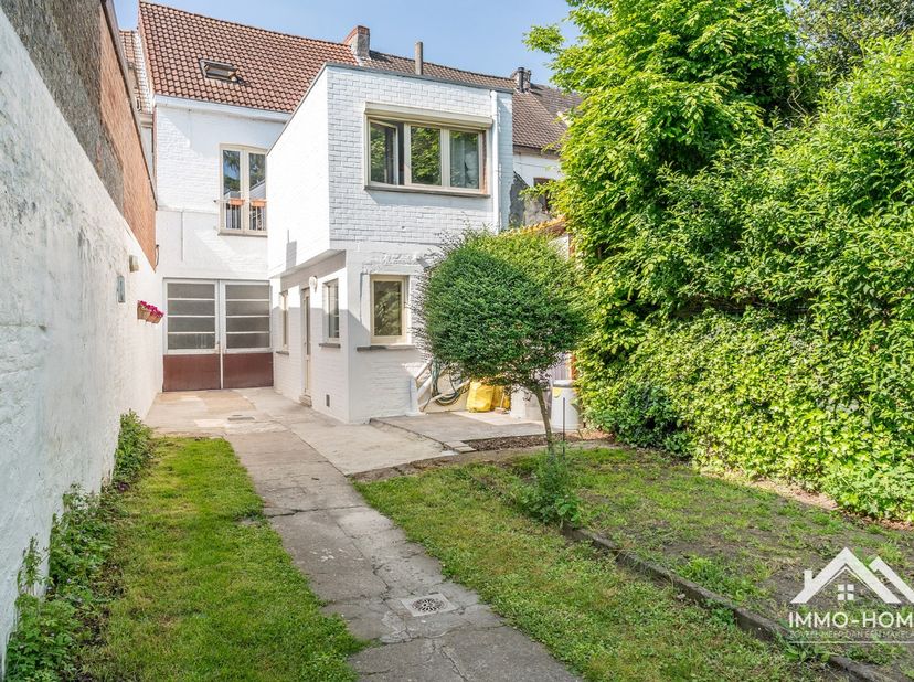 Deze bijzondere woning in bel-etagestijl vormt een mooie symbiose tussen historische achtergrond en modern wooncomfort. De statige inkomhal vertelt me
