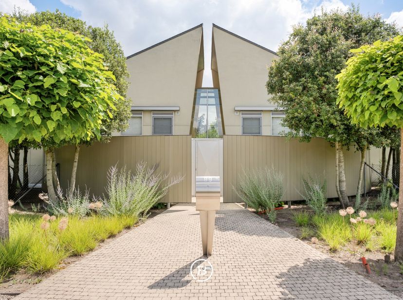 Aan de rand van de Bosmolens, op wandelafstand van het provinciaal domein Wallemote/Wolvenhof en vlakbij de op- en afrit van Izegem en AZ Delta, bevin