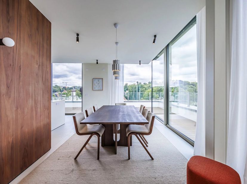 Victoire Junot stelt u een ruim penthouse met drie slaapkamers voor, verlengd door een prachtig en gunstig georiënteerd terras (Zuid/Zuid-West), met u