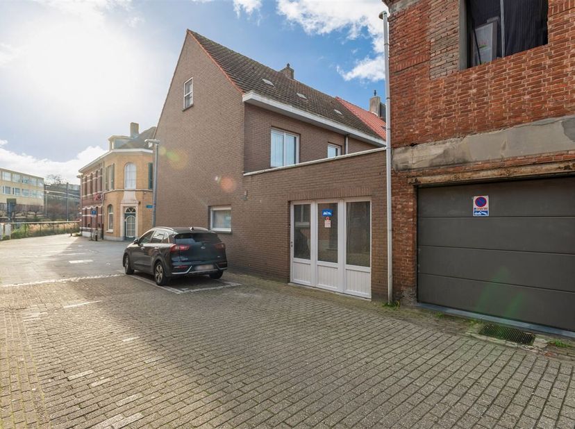 Openhuizendag op zaterdag 13 juni van 12u30 - 13u30 <br />
Te renoveren gezinswoning met 3 slaapkamers, tuin en 2 garages<br />
Gelijkvloers<br />
Via